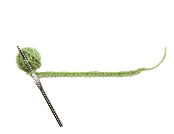 Ein grünes Knäuel Garn mit einer Häkelschnur für den Text — Stockfoto