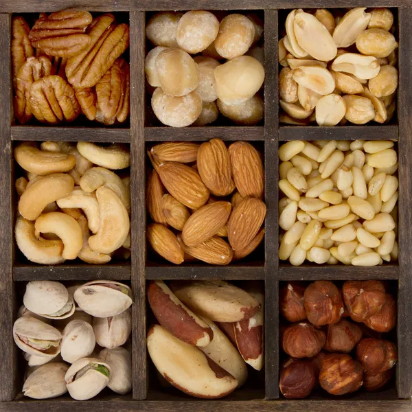 Verschiedene Nüsse für einen Hintergrund — Stockfoto