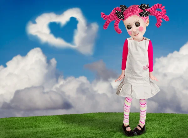En liten flicka som ser ut som en docka — Stockfoto