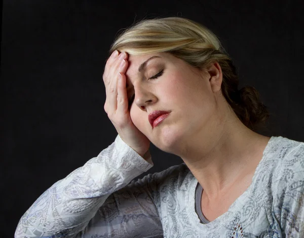 Μια γυναίκα αναστατωμένος ή με έναν πονοκέφαλο — Φωτογραφία Αρχείου