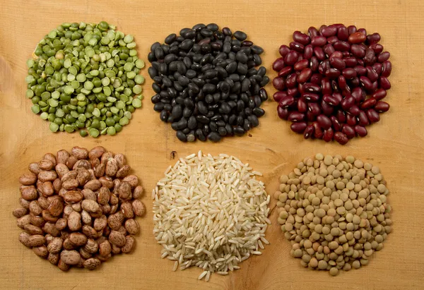 Hromady fazole rýže, hrách a čočka — Stock fotografie