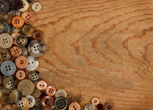 木製の背景の盛り合わせ縫製ボタン — ストック写真