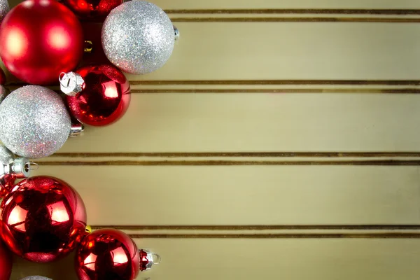 Ornamenti di Natale assortiti su sfondo verde — Foto Stock