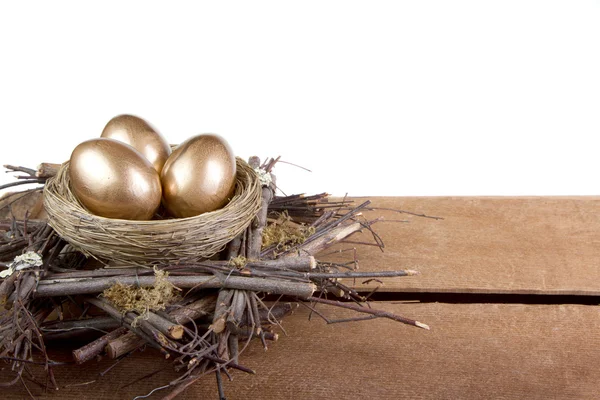 Três ovos dourados em um ninho — Fotografia de Stock