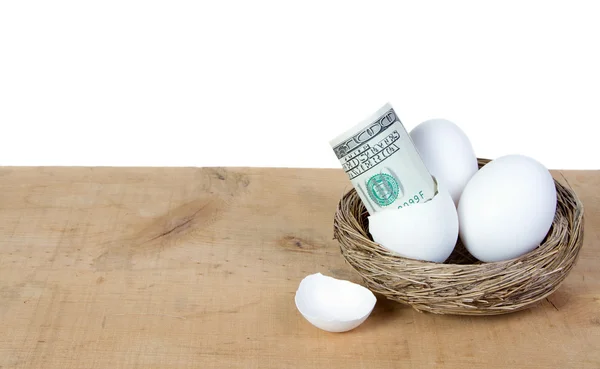Un huevo con billetes de cien dólares —  Fotos de Stock