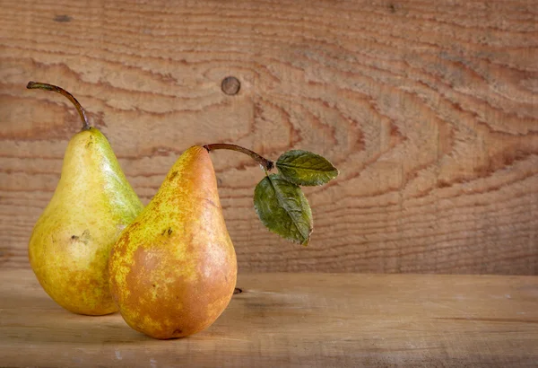 Kaksi päärynää lankulla puinen tausta — kuvapankkivalokuva