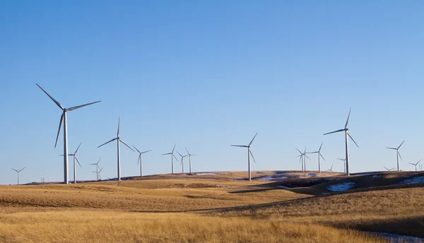Una granja de molinos de viento en un paisaje rual — Foto de Stock
