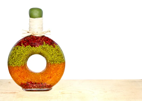 Ervilhas divididas em uma garrafa decorativa — Fotografia de Stock