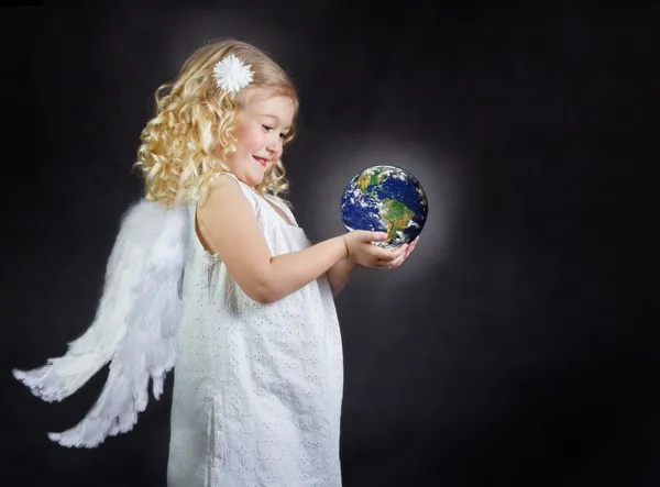 Engel kind de wereld in haar handen houden — Stockfoto