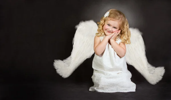 Улыбающийся ангел — стоковое фото