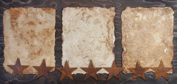 Три винтажных бумаги с ржавыми звездами — стоковое фото