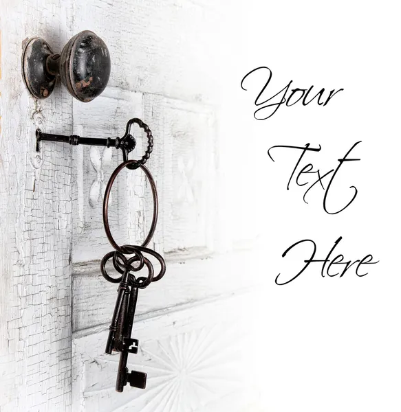 Porta antiga com chaves na fechadura — Fotografia de Stock