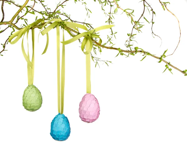 Ovos de Páscoa pendurados em um ramo — Fotografia de Stock