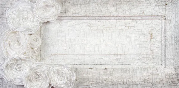 Weiße Vintage-Blumen auf einem Vintage-Hintergrund — Stockfoto
