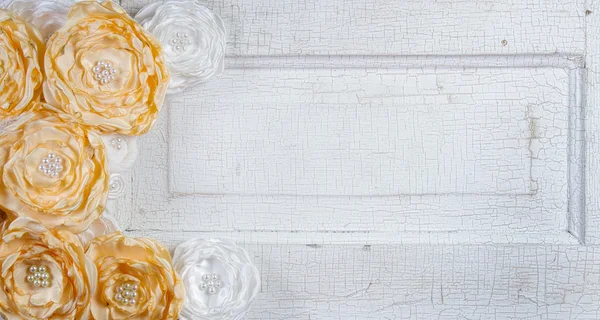 Жовті старовинні квіти на дверях — стокове фото