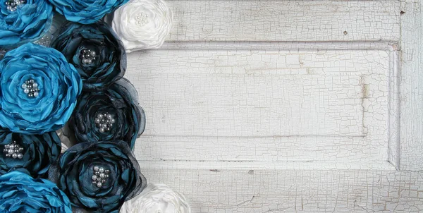 Голубые винтажные цветы на старой двери — стоковое фото