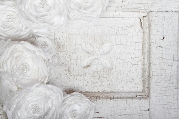 Antika arka plan üzerinde beyaz vintage çiçekler — Stok fotoğraf