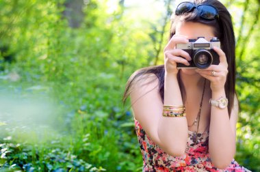 eski bir fotoğraf makinesi ile oldukça seksi esmer kız alma resim