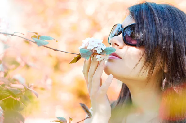 Szexi barna lány, illatos tavaszi virágok — Stock Fotó