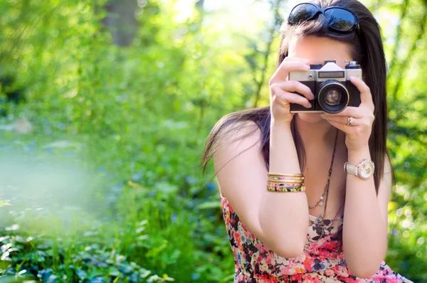 Ganska sexig brunett tjej ta bild med en gammal kamera — Stockfoto