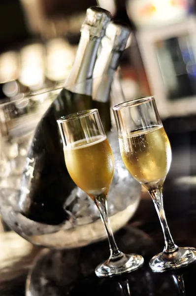 Bicchieri e bottiglia di champagne — Foto Stock