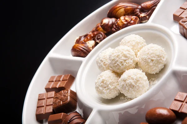 Sudores de chocolate blanco, redondo y coco —  Fotos de Stock