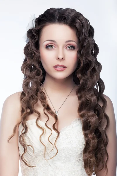 Schattige brunette meisje met krullend haar. mooie jonge gezicht — Stockfoto