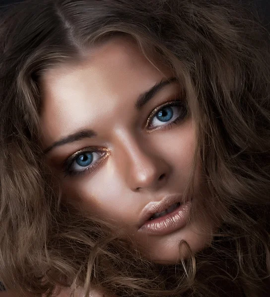 Beleza jovem - menina bonita com olhos azuis chiques close-up — Fotografia de Stock