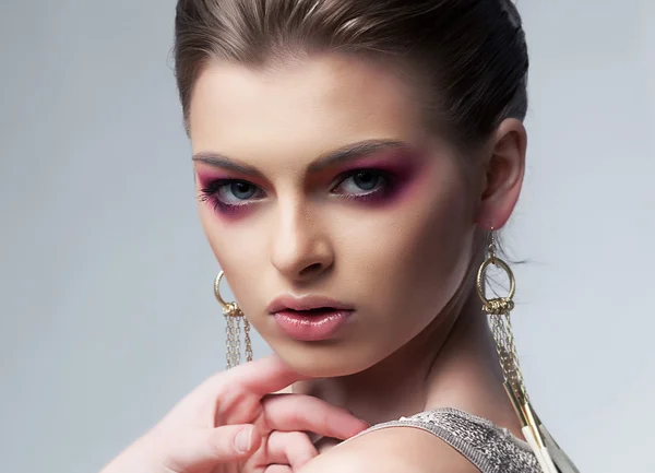 Sensual mujer de lujo con maquillaje brillante — Foto de Stock