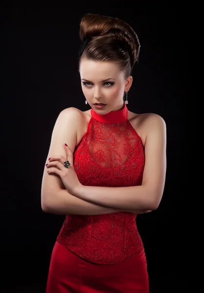 Bonita novia en vestido de novia rojo posando en el estudio — Foto de Stock