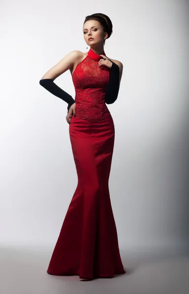 Mujer aristocrática elegante posando en vestido de moda — Foto de Stock