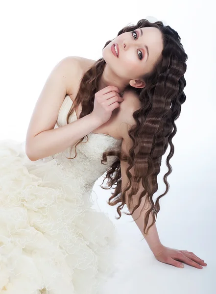 Bruiloft stijl - prachtige verloofde brunette in witte jurk — Stockfoto