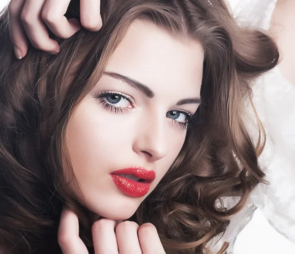 Schattig luxe jonge vrouw - chique lippen en ogen — Stockfoto