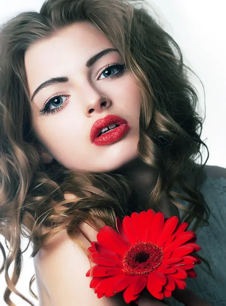 Sensualiteit - schoonheid heldere meisje met feestelijke bloem — Stockfoto