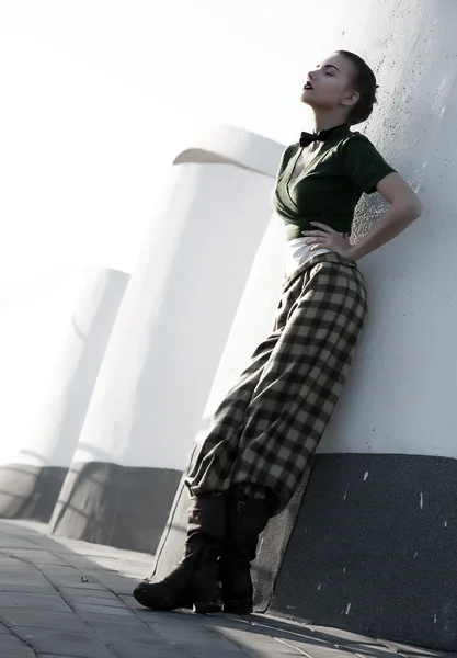 Sensual modelo de moda menina posando sobre cena urbana — Fotografia de Stock
