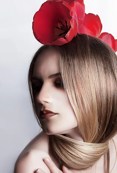Com amor. Menina branca bonito com flores - tulipa vermelha — Fotografia de Stock