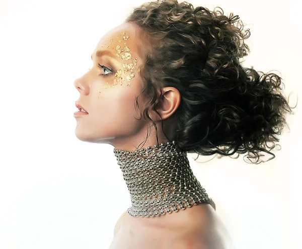 Modische Frau mit goldenem Luxus-Make-up — Stockfoto