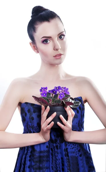 很感性的黑发女孩与蓝色的花 — 图库照片