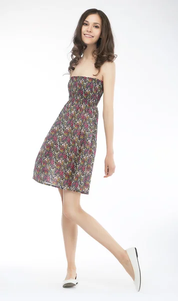 Fashion stijl - mooie vrouw poseren in lichte jurk — Stockfoto