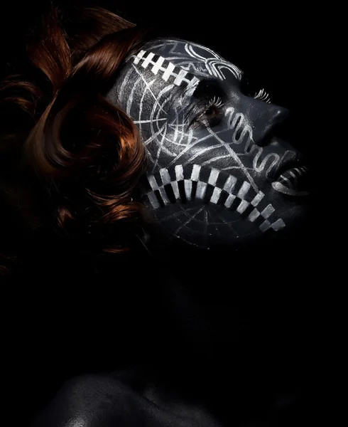 Religião. Adoração. Mulher negra em máscara cerimonial — Fotografia de Stock