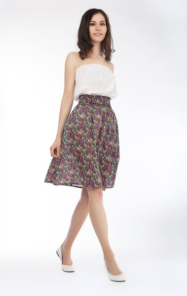 Стиль моды - милая женщина позирует в легком платье
