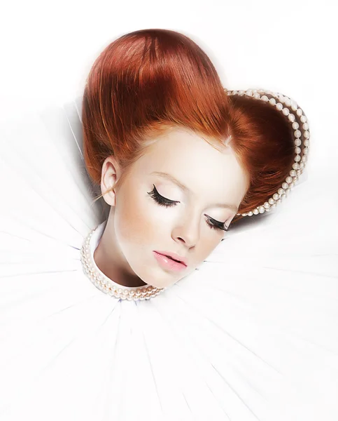 Luxusní redhair vévodkyně - zrzka pihatá holka s perlový náhrdelník — Stock fotografie