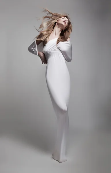 Graziosa mistica giovane donna in abiti bianchi in posa in studio Fotografia Stock