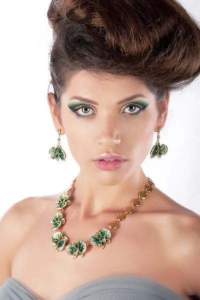 Luxe haar model mooie brunette met ketting close-up — Stockfoto