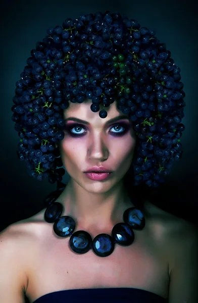 Prachtige fhair model brunette in kroon van druiven close-up portret — Stockfoto