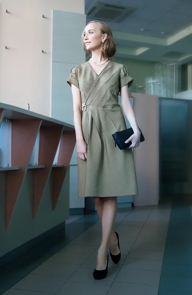 Secretaria de negocios caminando en pasillo de oficina — Foto de Stock