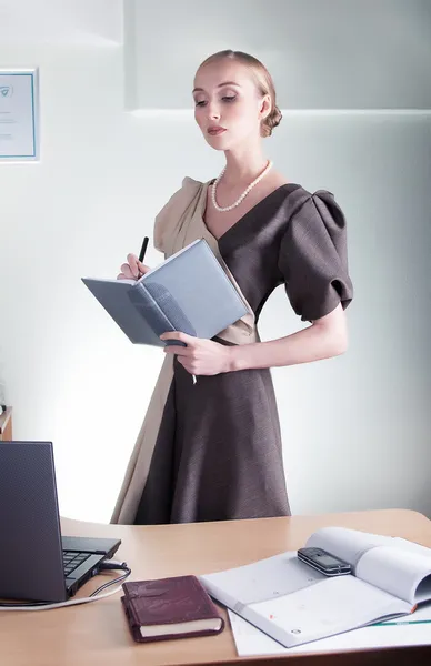 Elegante aristocratische mooie zakenvrouw studeren aan werkruimte — Stockfoto