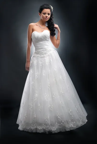 Jovem morena feminina na moda em vestido de noiva branco posando — Fotografia de Stock
