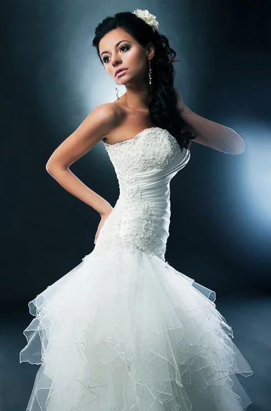 Szép disirable menyasszony - fotó modell a fehér esküvői ruha pózol — Stock Fotó