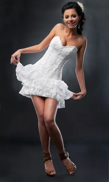 Taniec weselny - szczęśliwa panna młoda ładna w krótkiej sukni ślubnej taniec — Zdjęcie stockowe